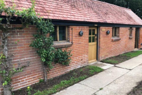 Luxury 2 Bed Cottage in the Orchard of a 17th Century Manor House
